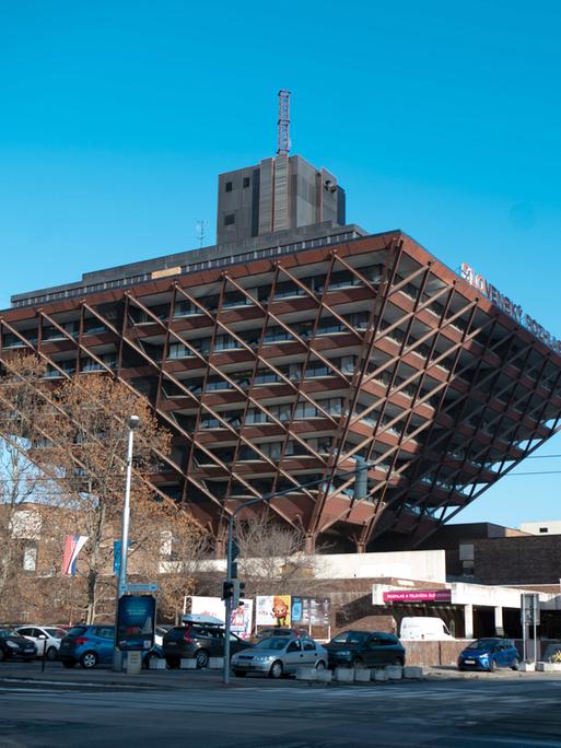 Das Gebäude des Slowakischen Hörfunks in der Form einer umgedrehten Pyramide. 