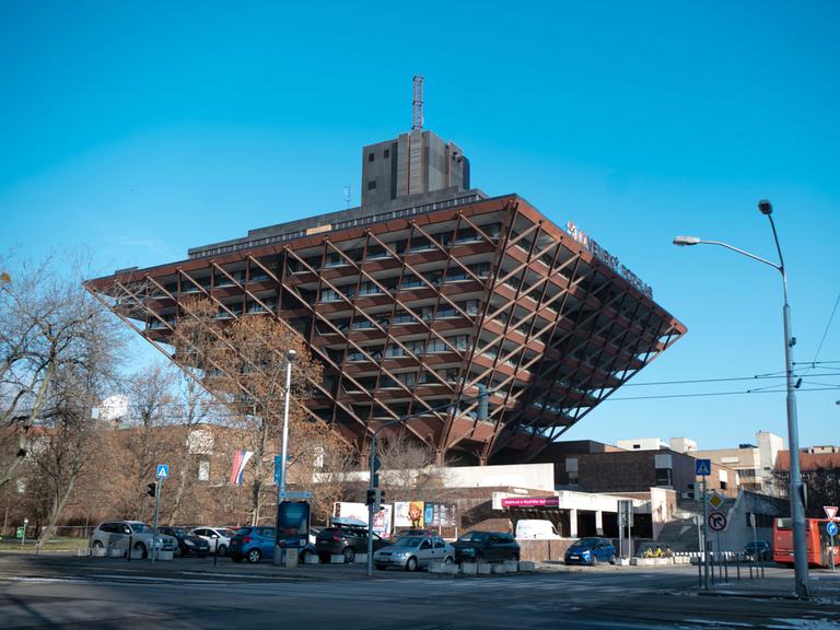 Das Gebäude des Slowakischen Hörfunks in der Form einer umgedrehten Pyramide. 