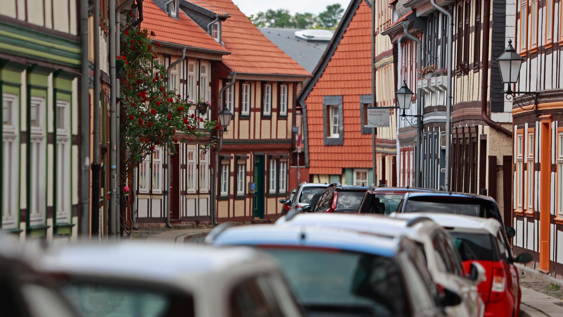 Viele Fahrzeuge parken in einer engen Straße der Innenstadt von Wernigerode.