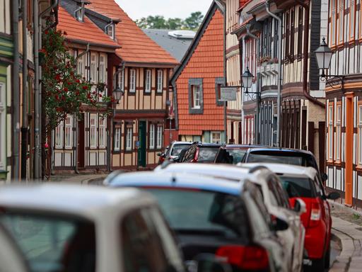 Viele Fahrzeuge parken in einer engen Straße der Innenstadt von Wernigerode.