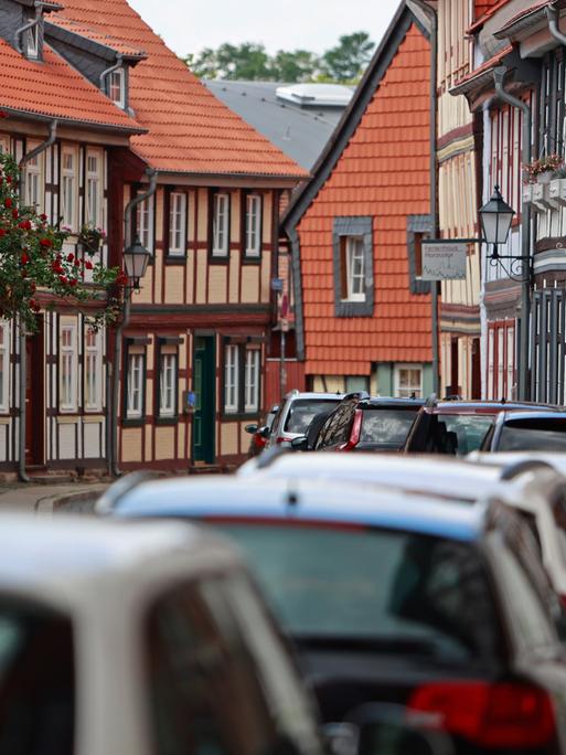 Viele Fahrzeuge parken in einer engen Straße der Innenstadt von Wernigerode.