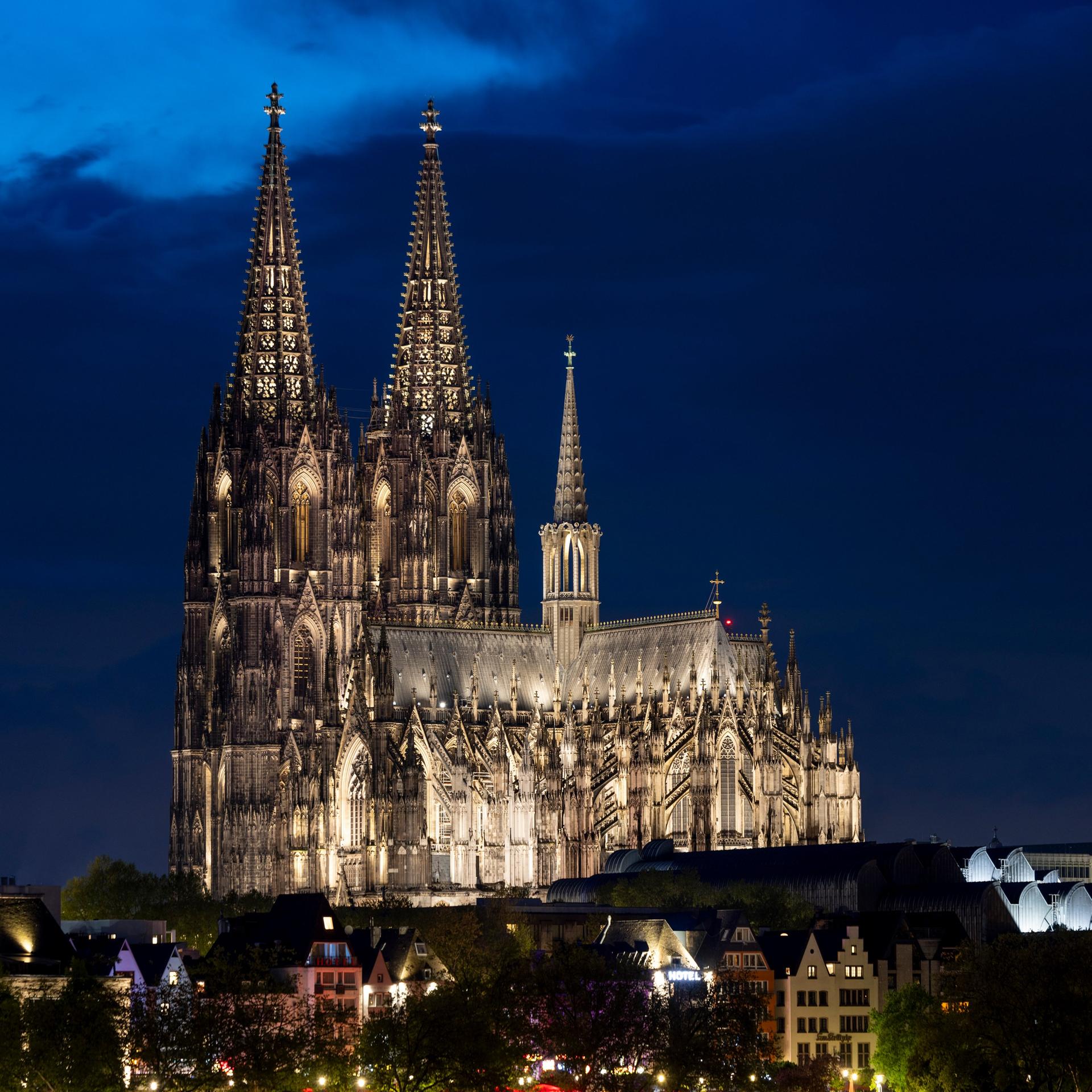 Die neue Beleuchtung am Kölner Dom hebt die Konturen des Bauwerks hervor.