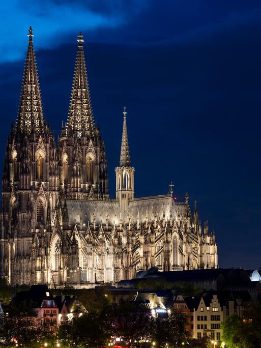Die neue Beleuchtung am Kölner Dom hebt die Konturen des Bauwerks hervor.