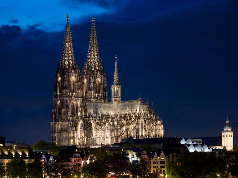 Die neue Beleuchtung am Kölner Dom hebt die Konturen des Bauwerks hervor.