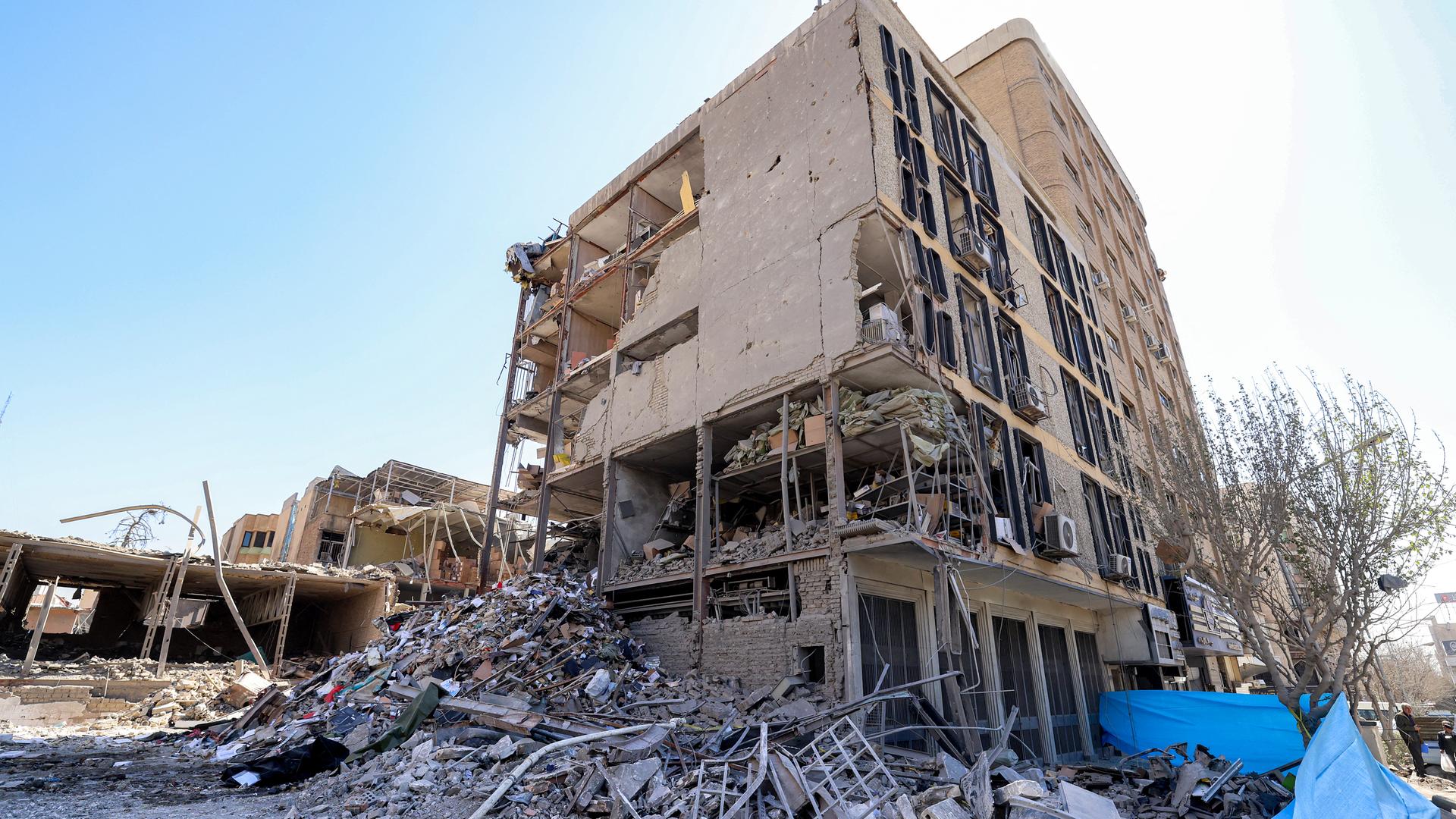 Das Bild zeigt ein stark zerstörtes Gebäude in der Innenstadt von Teheran. 