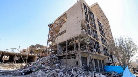 Das Bild zeigt ein stark zerstörtes Gebäude in der Innenstadt von Teheran. 