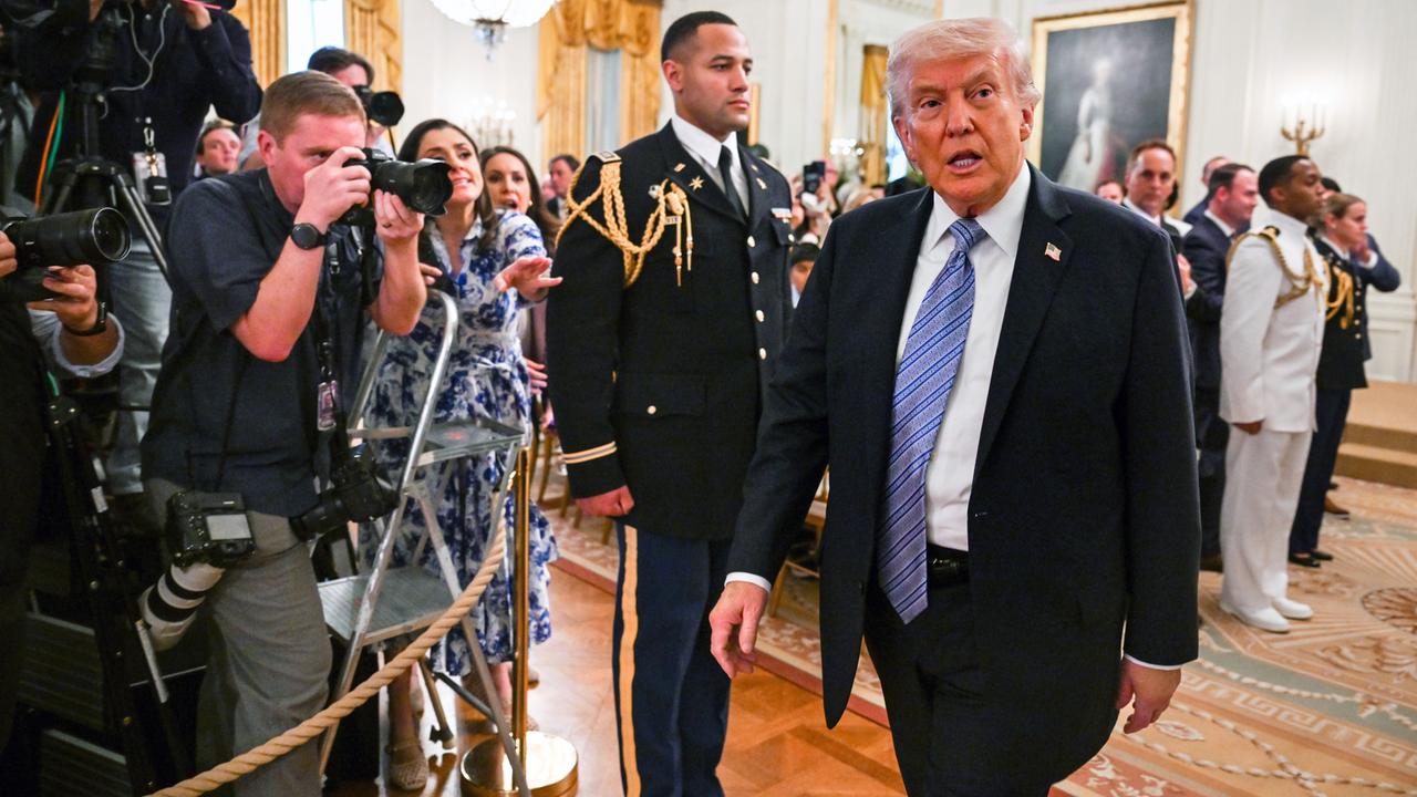 US-Präsident Donald Trump verlässt am 4.5.26 nach einem Treffen mit Kleinunternehmern im Rahmen der "National Small Business Week" den East Room des Weißen Hauses in Washington, DC, USA.