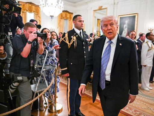 US-Präsident Donald Trump verlässt am 4.5.26 nach einem Treffen mit Kleinunternehmern im Rahmen der "National Small Business Week" den East Room des Weißen Hauses in Washington, DC, USA.