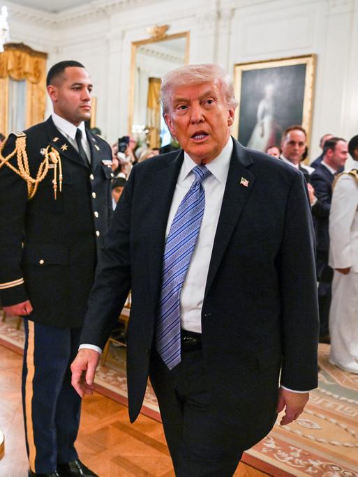 US-Präsident Donald Trump verlässt am 4.5.26 nach einem Treffen mit Kleinunternehmern im Rahmen der "National Small Business Week" den East Room des Weißen Hauses in Washington, DC, USA.