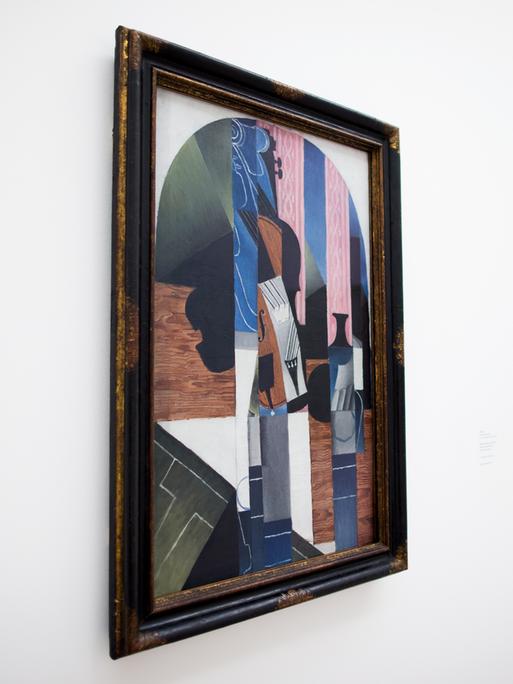 Das Gemälde "Stillleben (Geige und Tintenfass)" aus dem Jahr 1913 des spanischen Malers Juan Gris (1887 - 1927) hängt am 02.12.2014 in der Kunstsammlung Nordrhein-Westfalen (K20) in Düsseldorf (Nordrhein-Westfalen). 