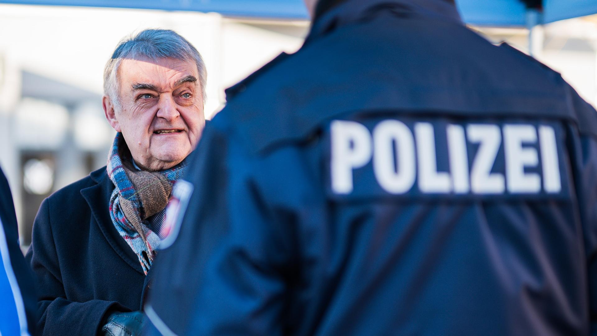 Herbert Reul (CDU) im Januar 2024 im Gespräch mit einem Polizeibeamten