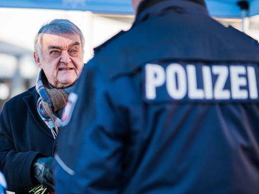 Herbert Reul (CDU) im Januar 2024 im Gespräch mit einem Polizeibeamten
