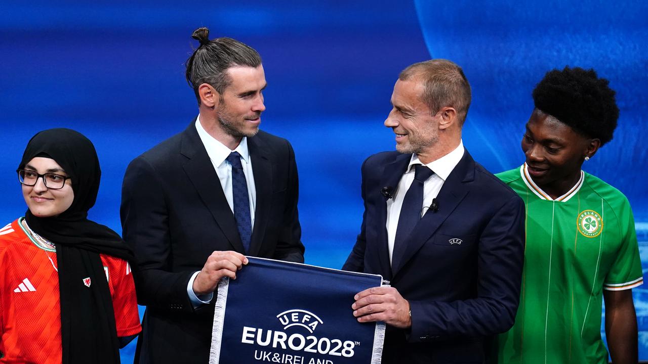 Der walisische Delegierte und Ex-Fußballer Gareth Bale und UEFA-Präsident Aleksander Ceferin halten während der Ankündigungszeremonie der Gastgeber der Euro 2028 und Euro 2032 im UEFA-Hauptquartier in Nyon, Schweiz, einen Wimpel der UEFA Euro 2028 in der Hand.