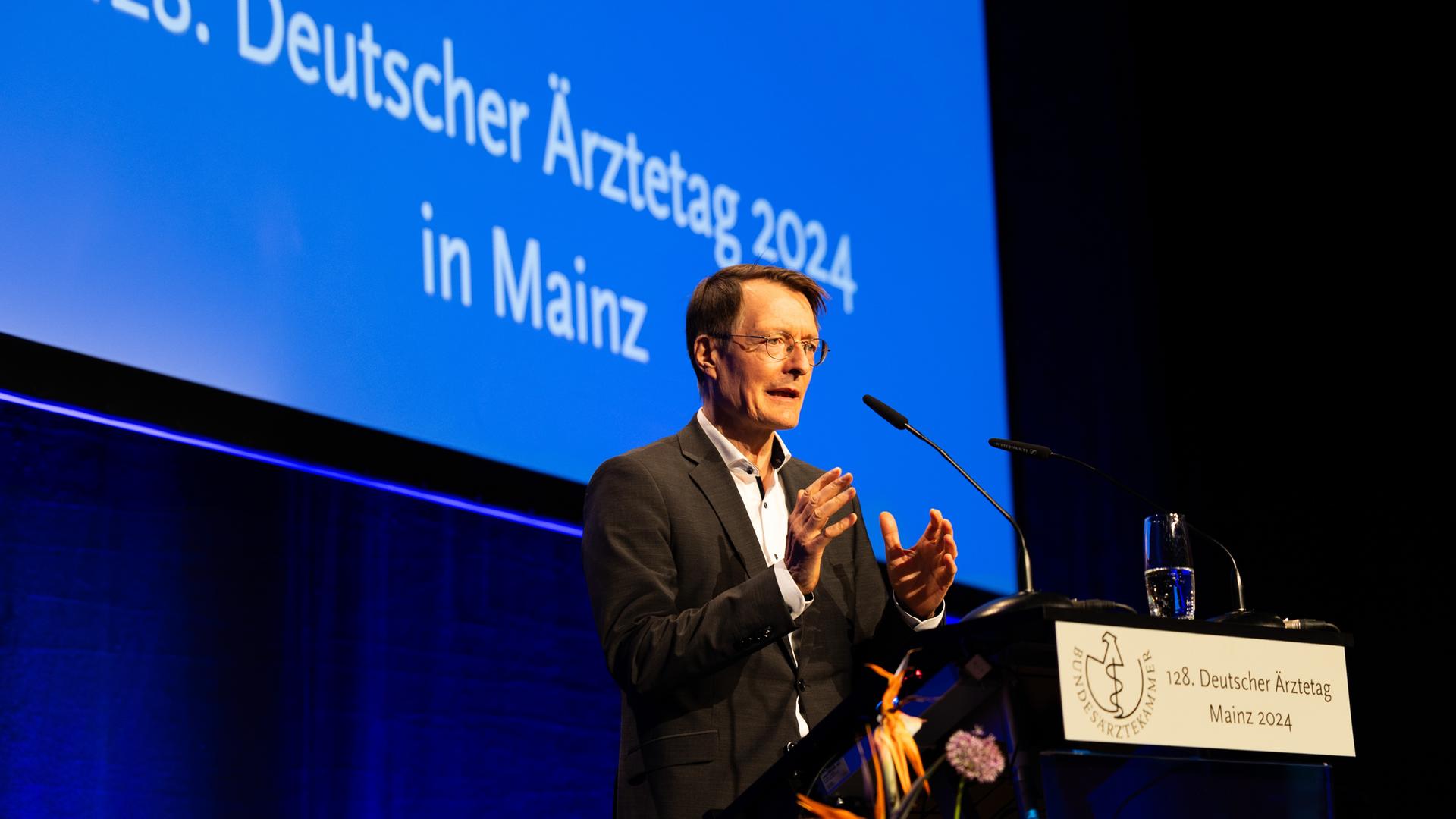 Rheinland-Pfalz, Mainz: Karl Lauterbach (SPD), Bundesminister für Gesundheit, spricht bei der Eröffnungsveranstaltung des 128. Deutschen Ärztetages. 