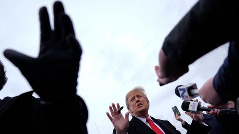 Der republikanische Präsidentschaftskandidat und ehemalige Präsident Donald Trump spricht mit Medienvertretern während eines Wahlkampfauftritts