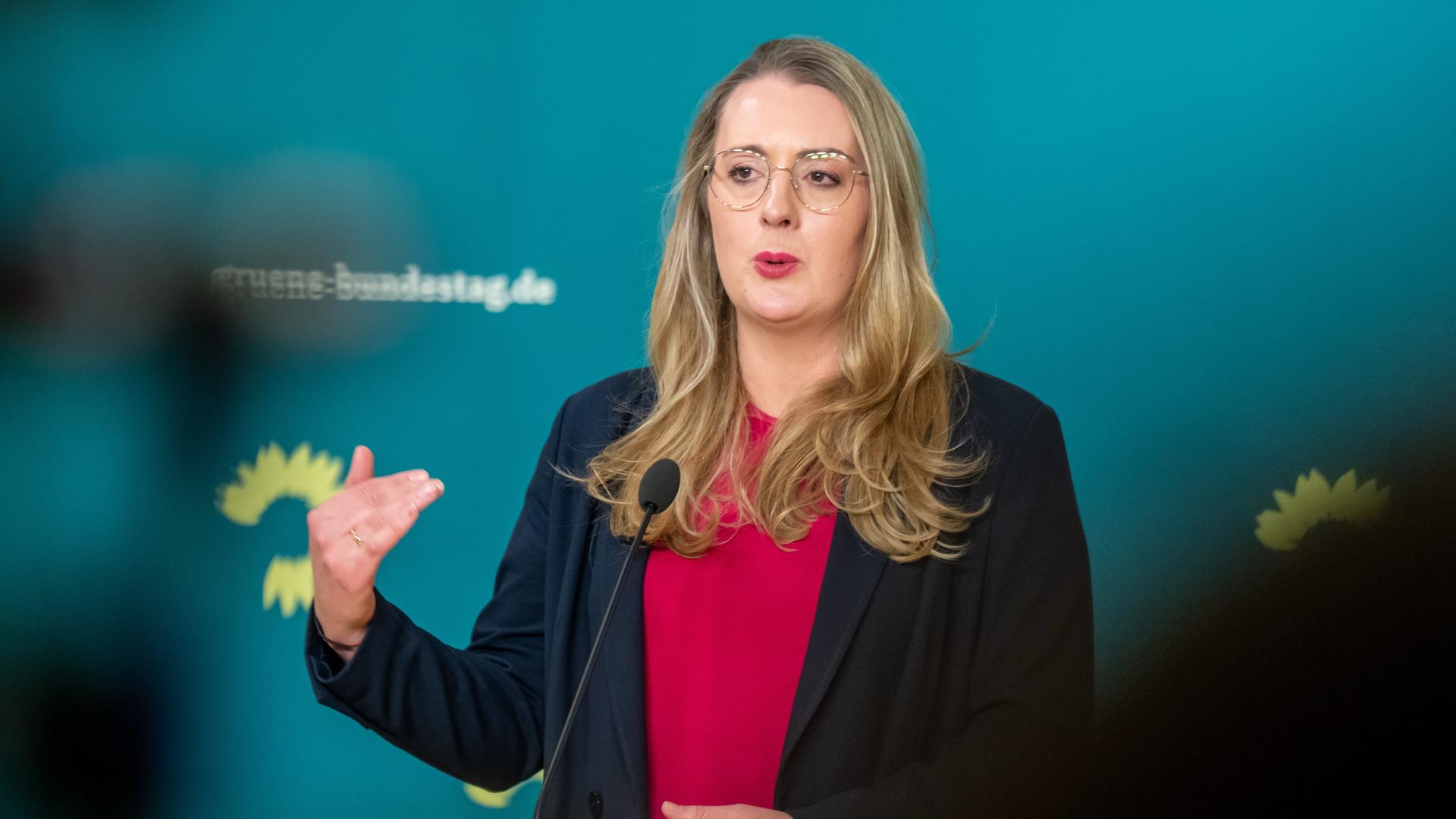 Katharina Dröge, Bundestags-Fraktionsvorsitzende von Bündnis 90/Die Grünen spricht bei einem Statement nach dem Treffen mit dem Kanzlerkandidaten der Union und CDU-Bundesvorsitzenden, Merz, im Bundestag. Katharina Dröge, Bundestags-Fraktionsvorsitzende von Bündnis 90/Die Grünen spricht bei einem Statement nach dem Treffen mit dem Kanzlerkandidaten der Union und CDU-Bundesvorsitzenden, Merz, im Bundestag.