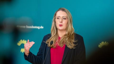Katharina Dröge, Bundestags-Fraktionsvorsitzende von Bündnis 90/Die Grünen spricht bei einem Statement nach dem Treffen mit dem Kanzlerkandidaten der Union und CDU-Bundesvorsitzenden, Merz, im Bundestag. 