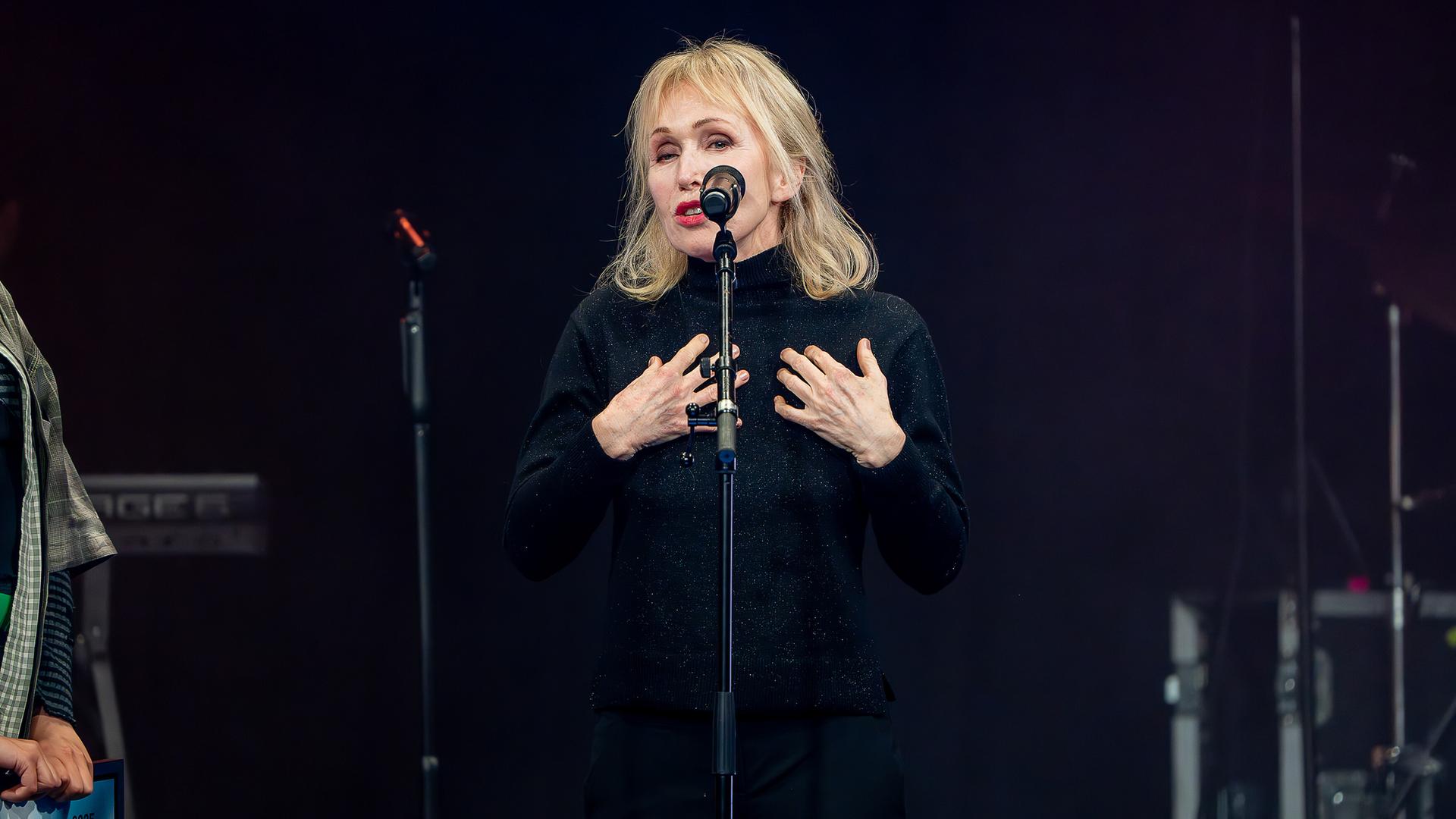 Musikerin und Produzentin Annette Humpe bei der Preisverleihung für Popkultur in Düsseldorf auf der Bühne am Mikrofon