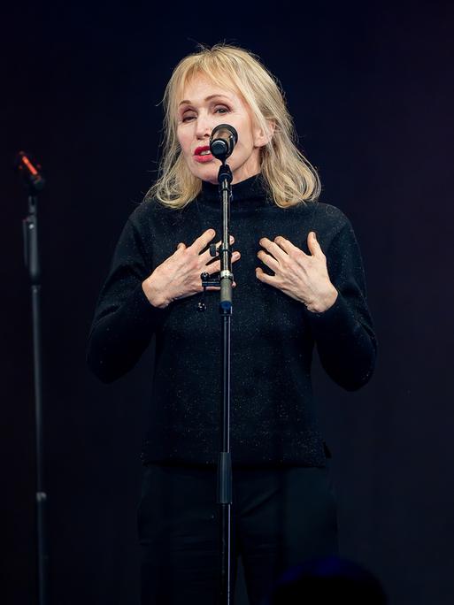 Musikerin und Produzentin Annette Humpe bei der Preisverleihung für Popkultur in Düsseldorf auf der Bühne am Mikrofon