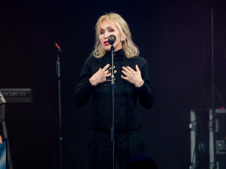 Musikerin und Produzentin Annette Humpe bei der Preisverleihung für Popkultur in Düsseldorf auf der Bühne am Mikrofon