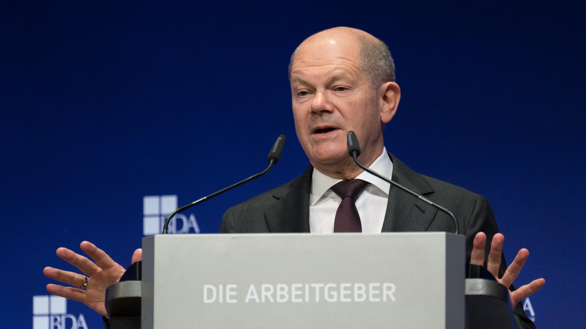 Berlin: Bundeskanzler Olaf Scholz spricht während des Deutschen Arbeitgebertages 2024 der Bundesvereinigung der Deutschen Arbeitgeberverbände (BDA). 