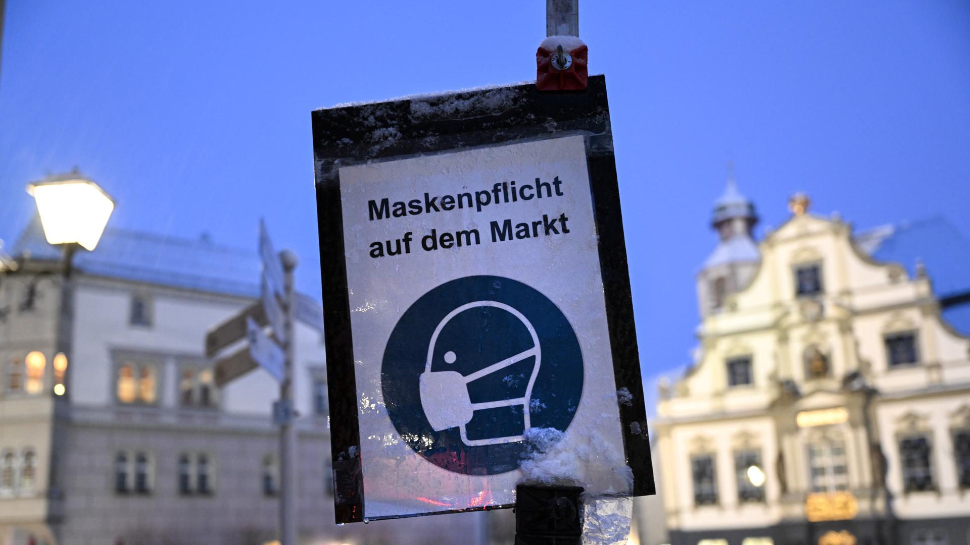 Ein Schild im Januar 2022 wies aufgrund der Corona-Pandemie auf die Maskenpflicht auf dem Marktplatz von Wangen im Allgäu hin. Ein Schild im Januar 2022 wies aufgrund der Corona-Pandemie auf die Maskenpflicht auf dem Marktplatz von Wangen im Allgäu hin.
