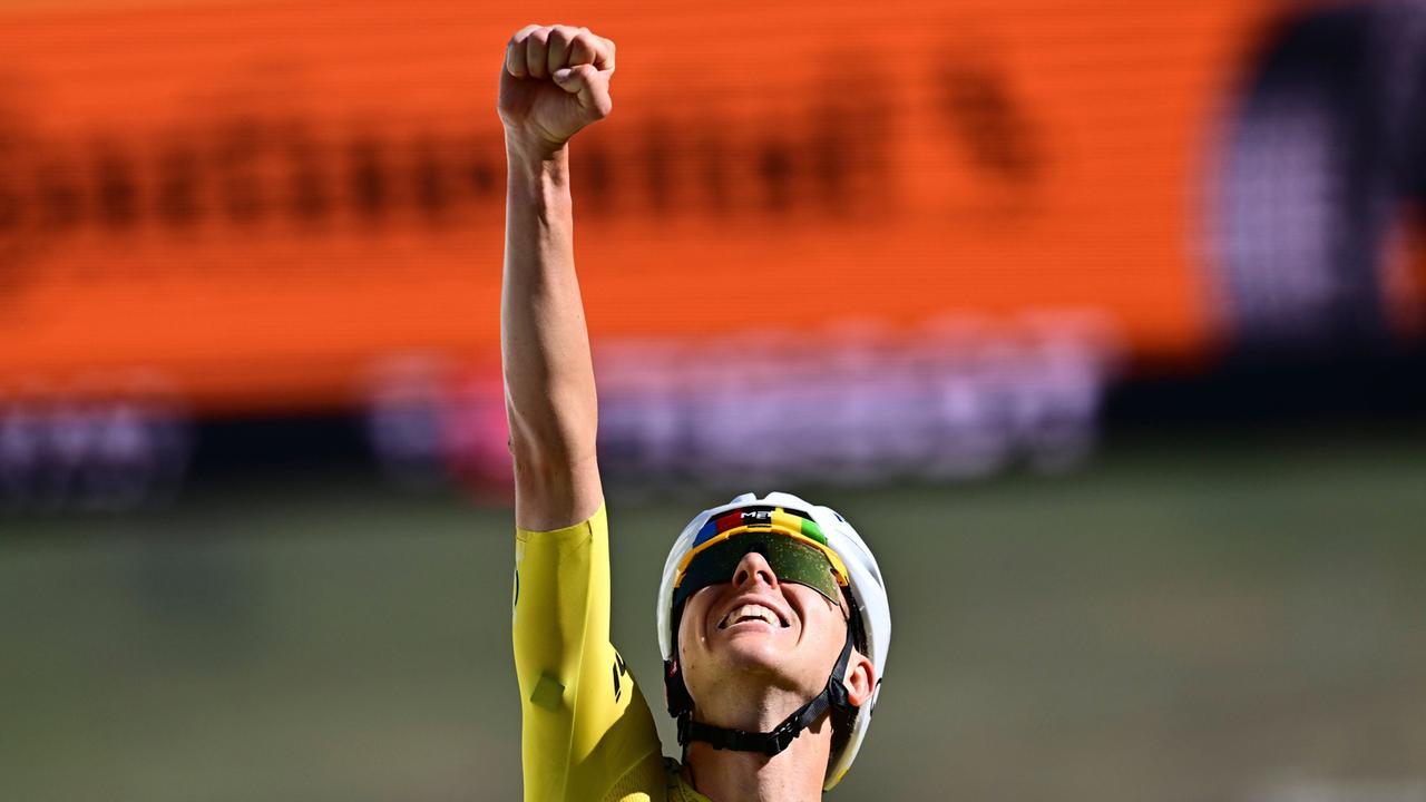 Titelverteidiger Tadej Pogacar hat bei der Tour de France die 19. Etappe mit der Bergankunft in Alpe d'Huez gewonnen und jubelt.