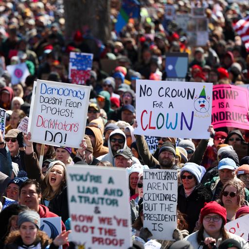 Zu sehen sind Protestierende in der US-Metropole St. Paul.