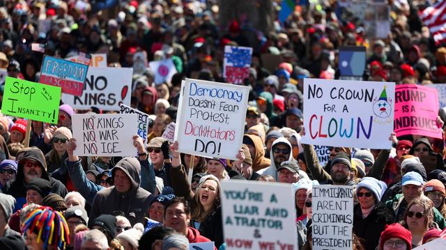 Zu sehen sind Protestierende in der US-Metropole St. Paul.