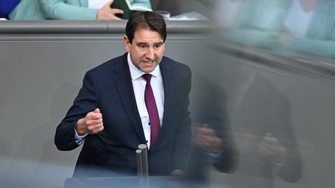 Andreas Jung (CDU/CSU), spricht und gestikuliert im Deutschen Bundestage
