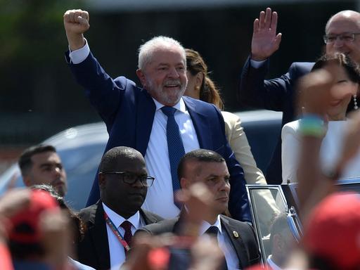 Das Foto zeigt Lula da Silva, er reckt die Faust in die Höhe.