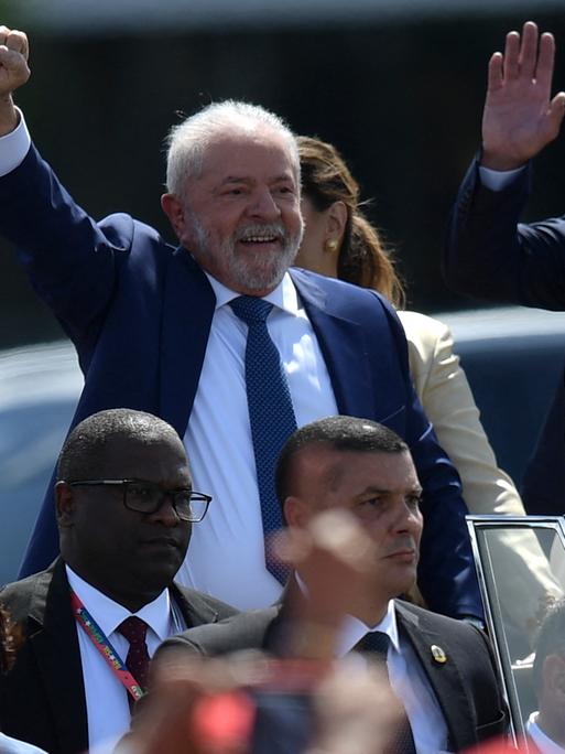 Das Foto zeigt Lula da Silva, er reckt die Faust in die Höhe.