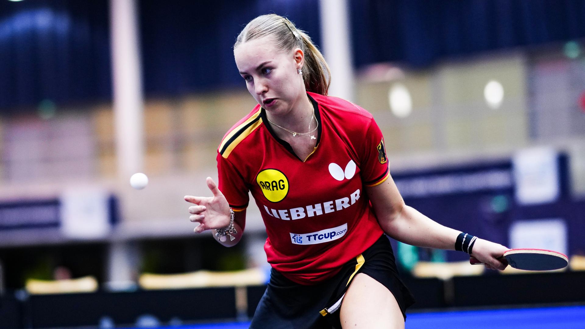 Tischtennis-Europameisterschaft in Linz: Deutschlands Annett Kaufmann im Spiel gegen Rumäniens Bernadette Szocs. 