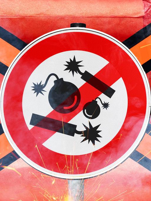 Schild mit durchgestrichenen Böllern und Kugelbomben Schild mit durchgestrichenen Böllern und Kugelbomben