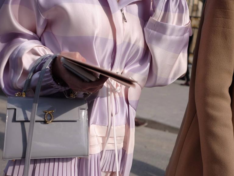 Madame Ka ist ein geachtetes Mitglied der Pariser Bourgeoisie. Madame Ka ist ein geachtetes Mitglied der Pariser Bourgeoisie.