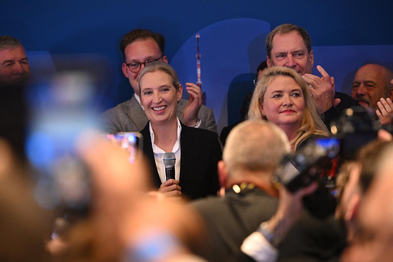 Die Berliner AfD-Spitzenkandidatin Kristin Brinker und Alice Weidel, AfD- Bundesvorsitzende, reagieren bei der Wahlparty auf die Prognose zur Abgeordnetenhauswahl.