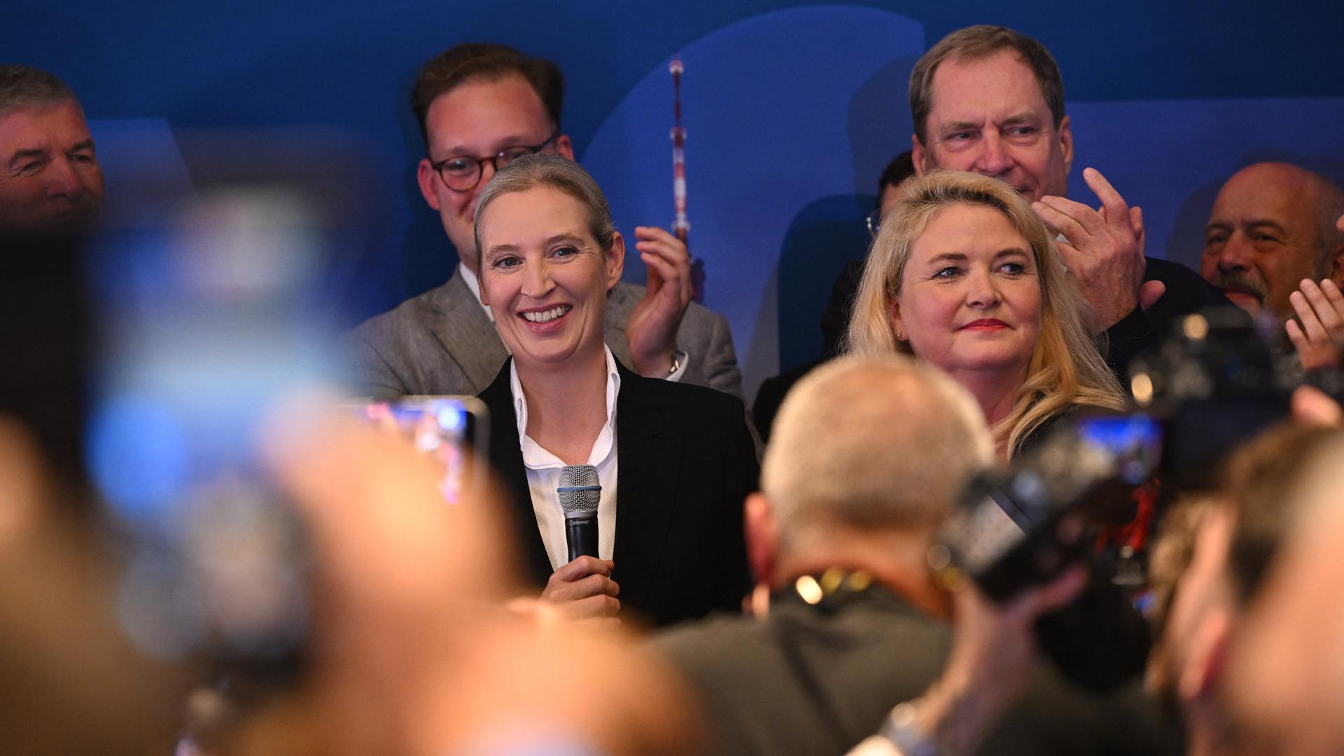 Die Berliner AfD-Spitzenkandidatin Kristin Brinker und Alice Weidel, AfD- Bundesvorsitzende, reagieren bei der Wahlparty auf die Prognose zur Abgeordnetenhauswahl.