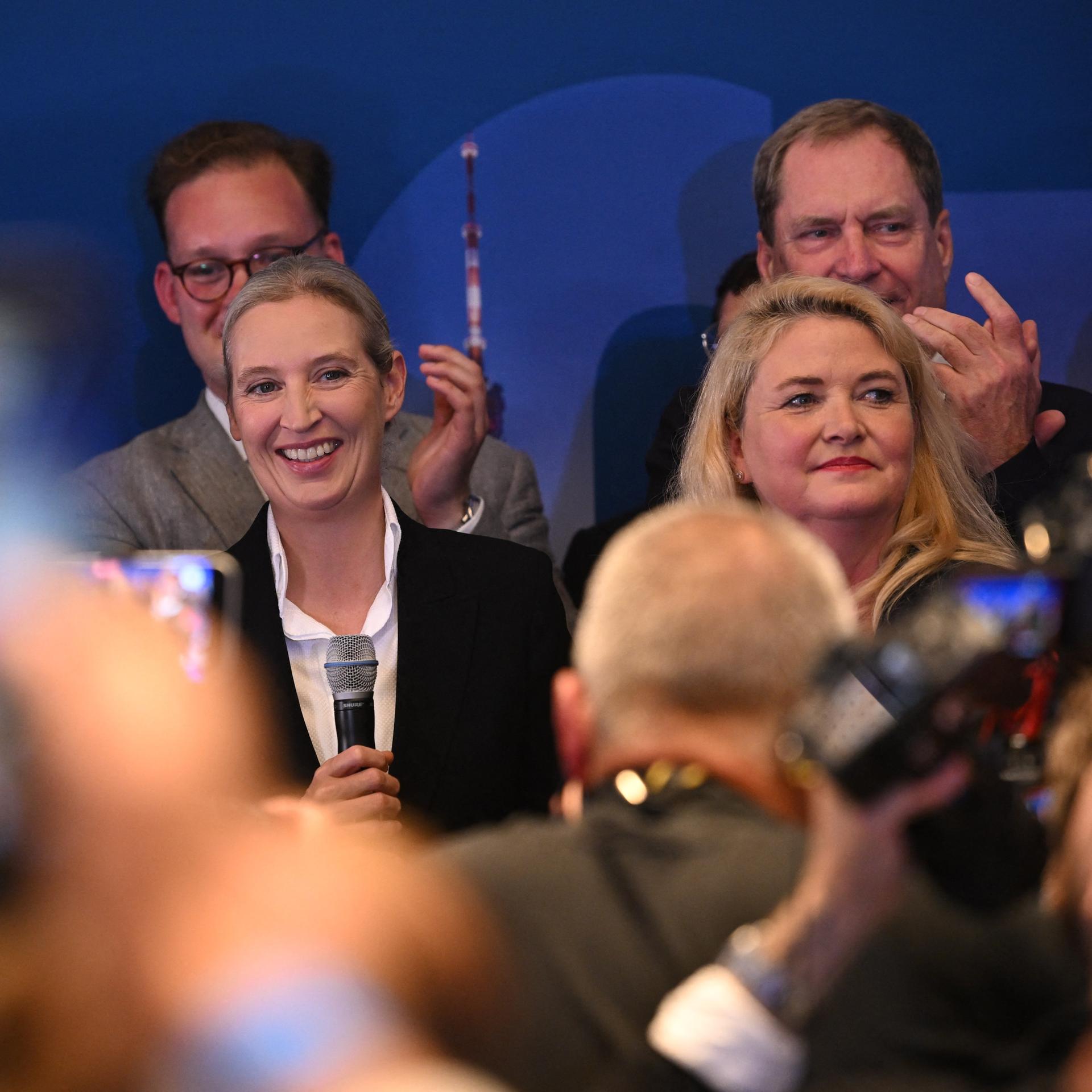 Die Berliner AfD-Spitzenkandidatin Kristin Brinker und Alice Weidel, AfD- Bundesvorsitzende, reagieren bei der Wahlparty auf die Prognose zur Abgeordnetenhauswahl.
