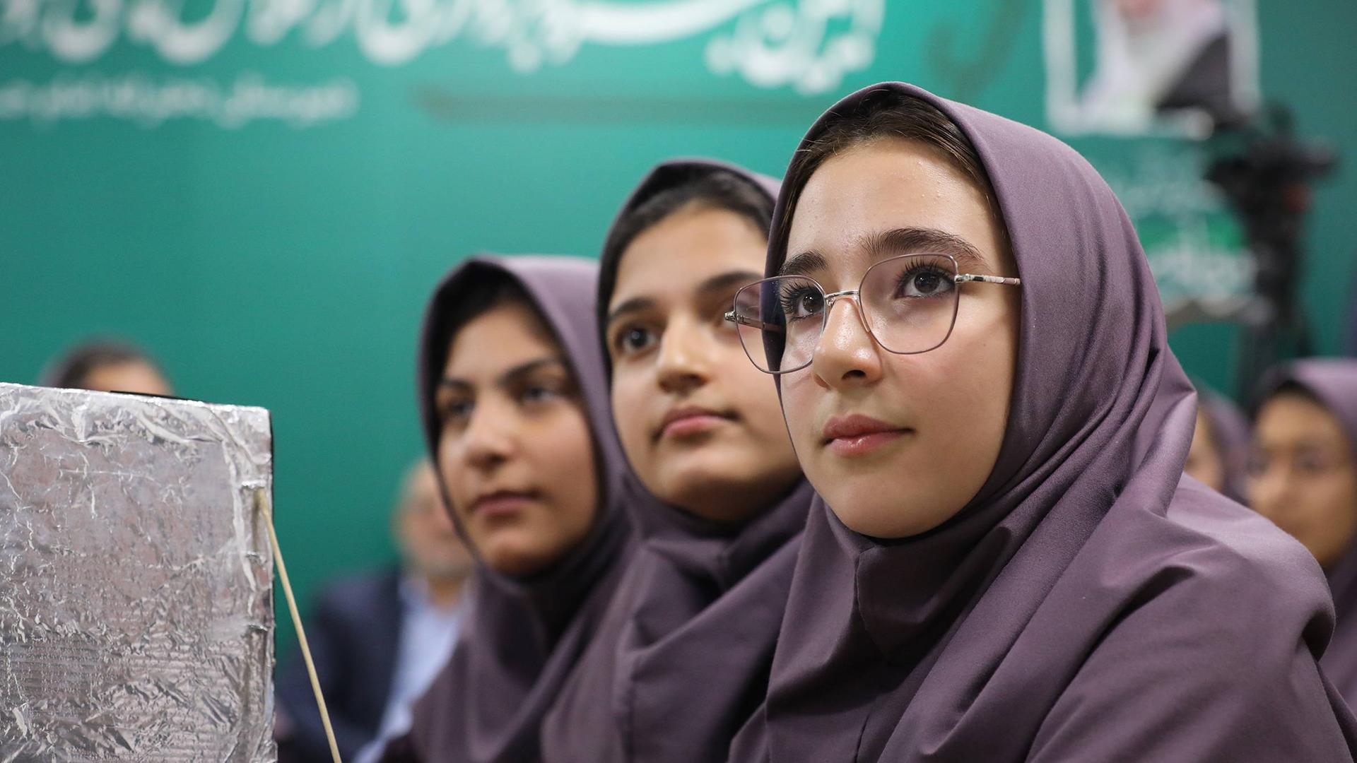 Das Foto zeigt Schülerinnen in Teheran mit Kopftuch.