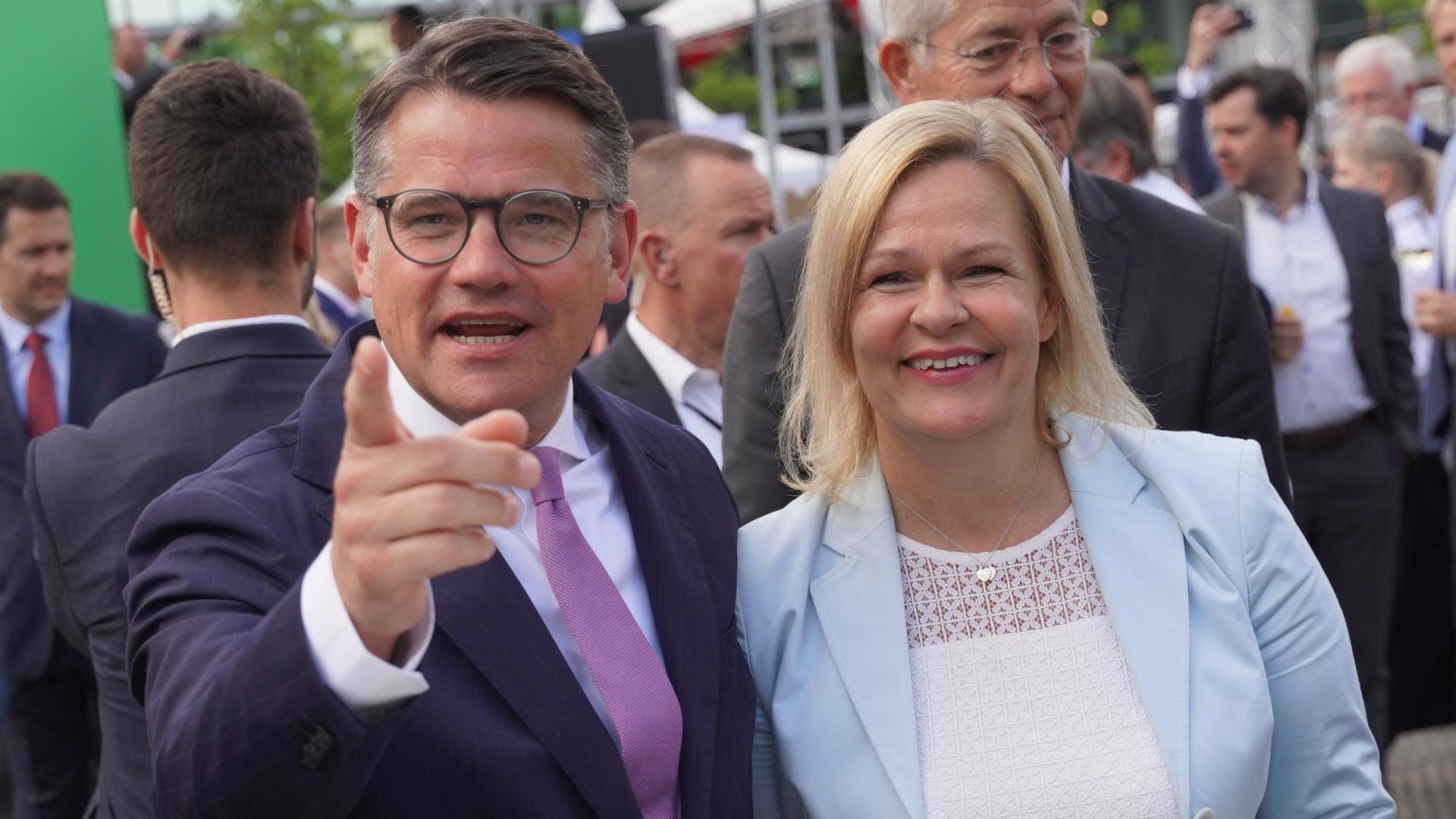 Boris Rhein (CDU), Hessischer Ministerpräsident, und Nancy Faeser (SPD), Bundesinnenministerin, beim "Hessenfest" in der Hessischen Landesvertretung.