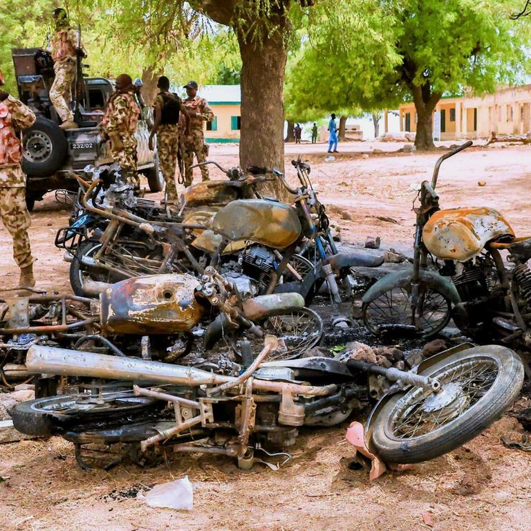 Auf diesem vom Adamawa State Government House veröffentlichten Foto fotografiert ein Soldat verbrannte Motorräder im Nordosten Nigerias, das am 26.04.2026 von Kämpfern der Gruppe Islamischer Staat angegriffen wurde. 