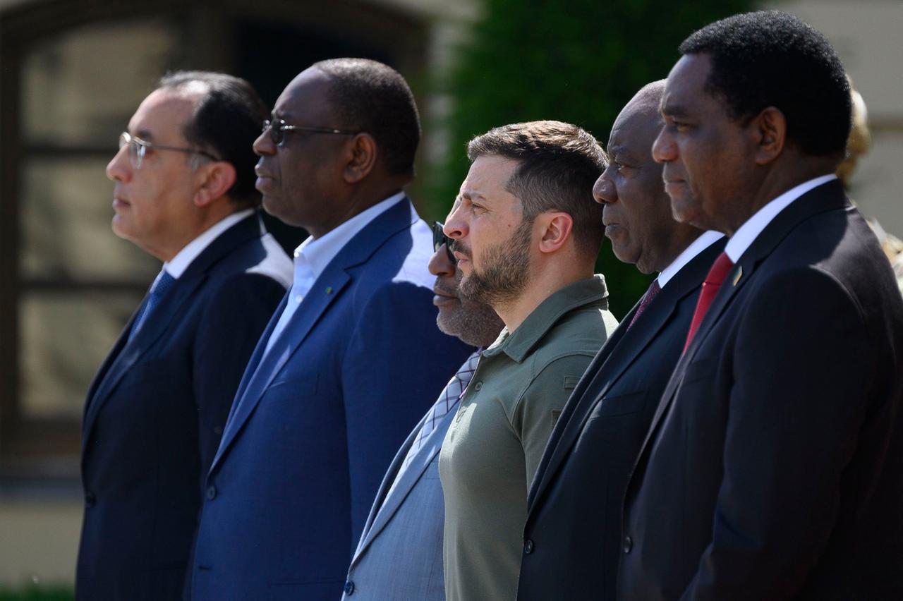 Mehrere Staats- und Regierungschefs afrikanischer Länder stehen neben dem ukrainischen Präsidenten Wolodymyr Selenskyj (Mitte). 