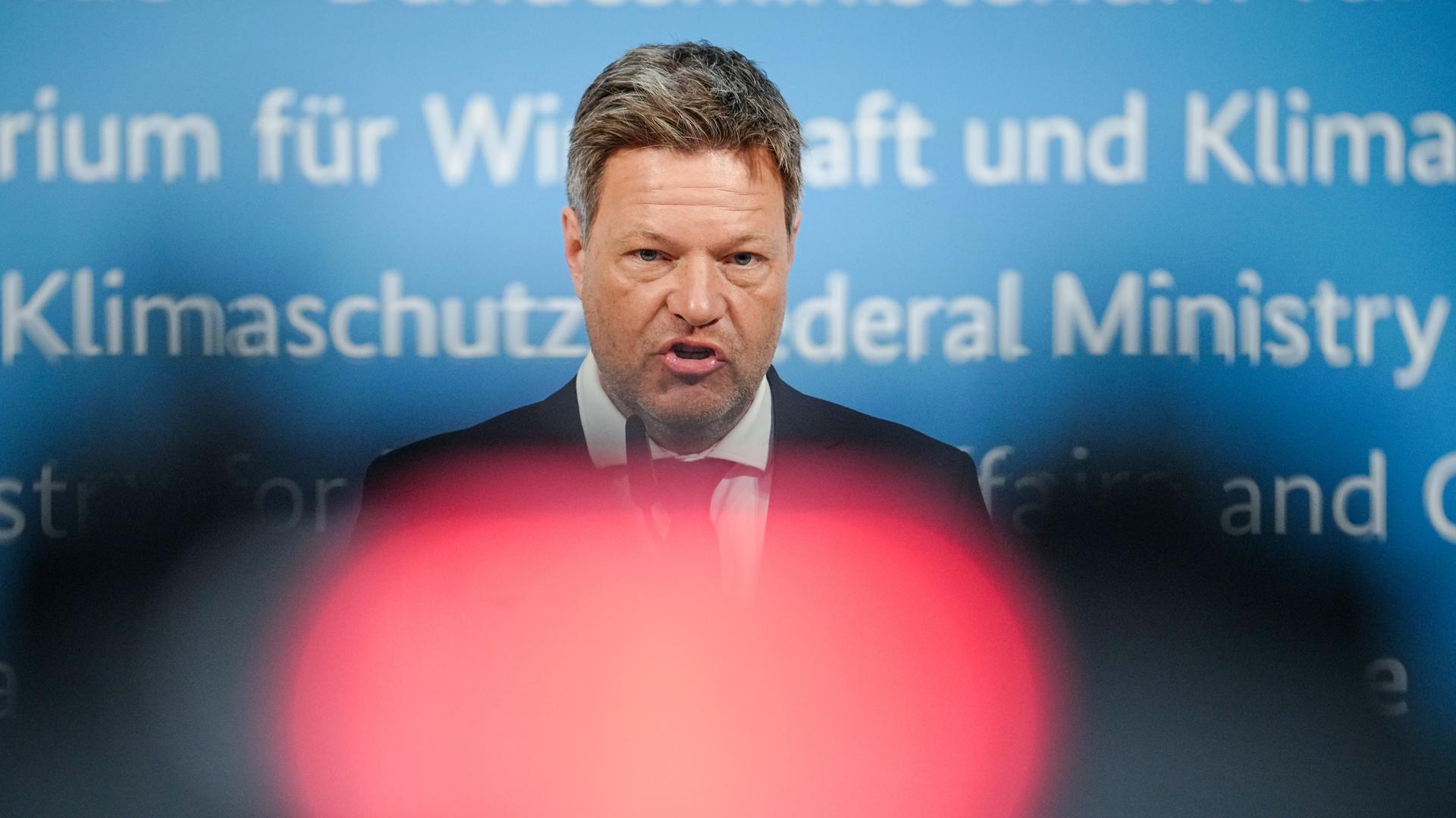 Wirtschaftsminister Robert Habeck auf einer Pressekonferenz in seinem Bundesministerium Wirtschaftsminister Robert Habeck auf einer Pressekonferenz in seinem Bundesministerium