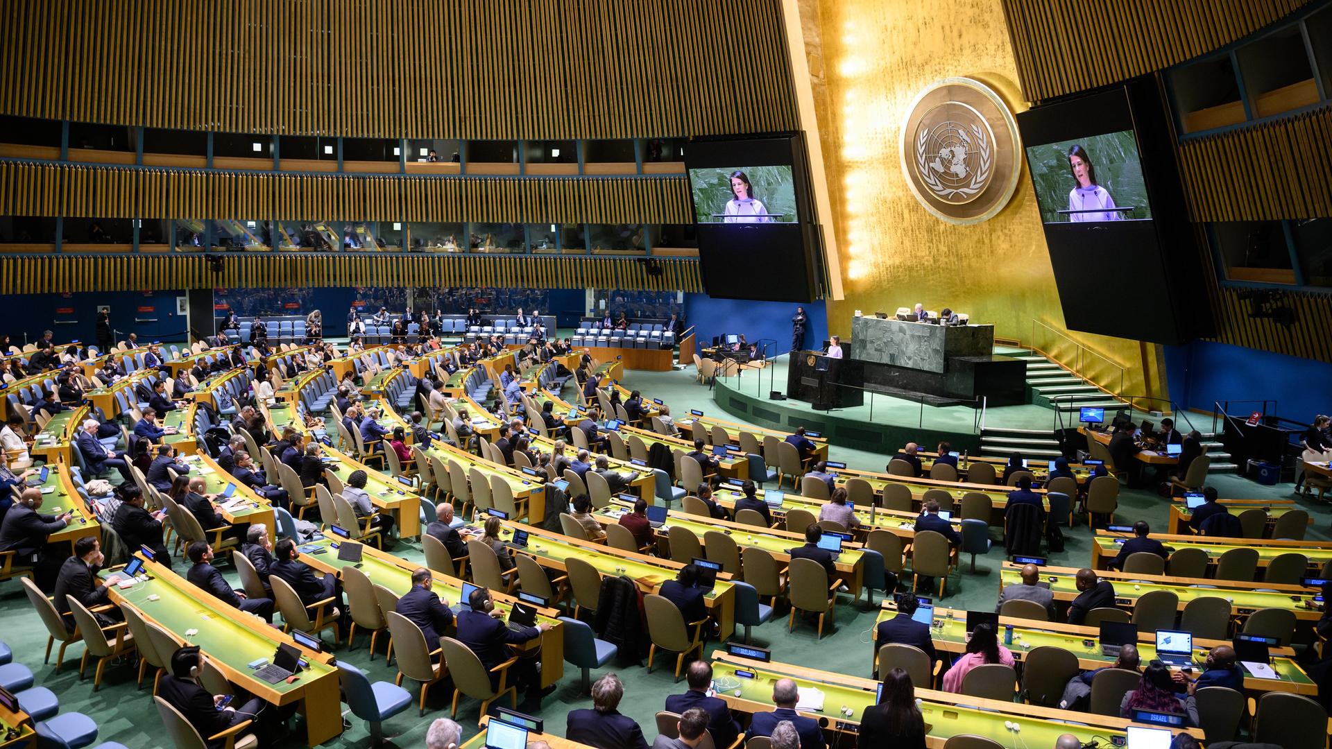 Annalena Baerbock (Bündnis 90/Die Grünen), Außenministerin, spricht bei der Notsondertagung der Generalversammlung der Vereinten Nationen. Rund um den Jahrestag des Beginns des russischen Überfalls auf die Ukraine treffen sich die UN-Vollversammlung und der UN-Sicherheitsrat zu Sondersitzungen im UN-Hauptquartier in New York.