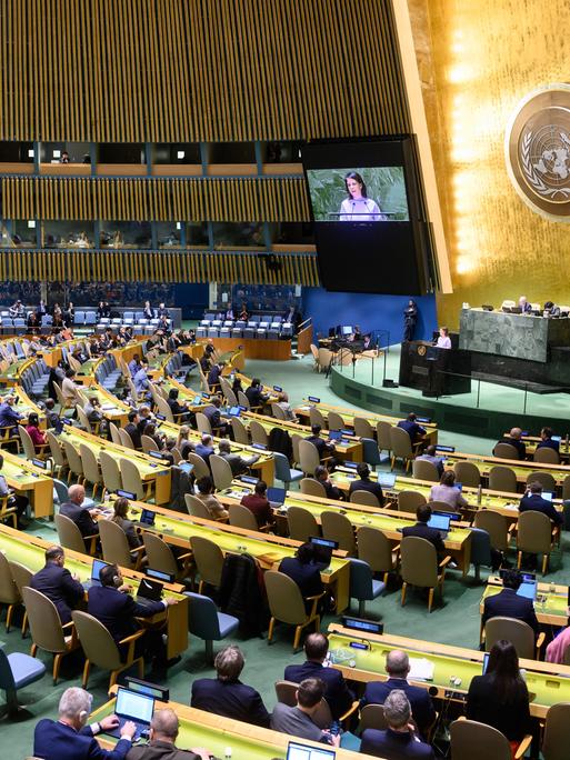 Annalena Baerbock (Bündnis 90/Die Grünen), Außenministerin, spricht bei der Notsondertagung der Generalversammlung der Vereinten Nationen. Rund um den Jahrestag des Beginns des russischen Überfalls auf die Ukraine treffen sich die UN-Vollversammlung und der UN-Sicherheitsrat zu Sondersitzungen im UN-Hauptquartier in New York.