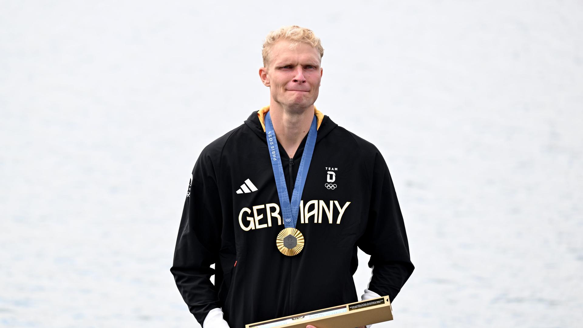 Oliver Zeidler aus Deutschland reagiert auf dem Podium nach Gewinn der Goldmedaille.