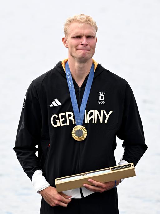 Oliver Zeidler aus Deutschland reagiert auf dem Podium nach Gewinn der Goldmedaille.