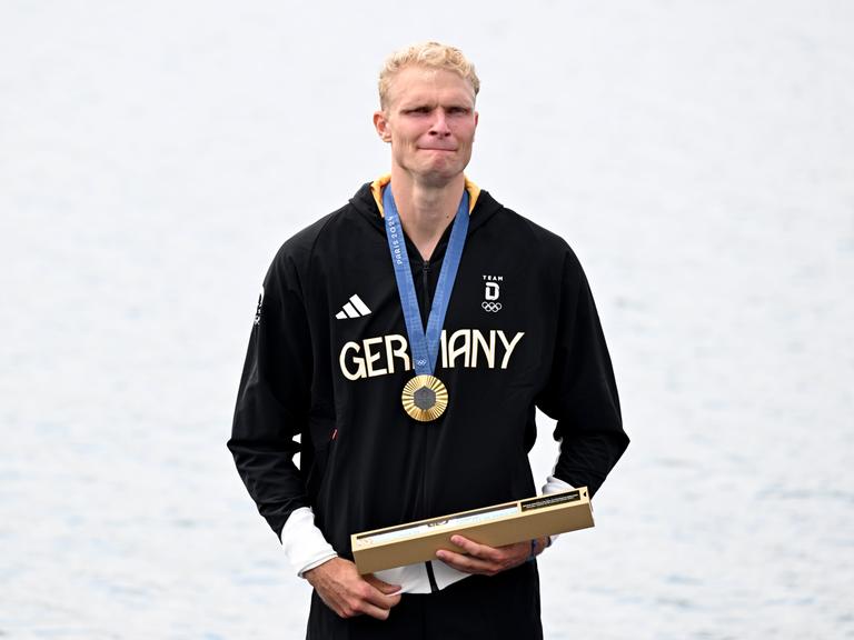 Oliver Zeidler aus Deutschland reagiert auf dem Podium nach Gewinn der Goldmedaille.