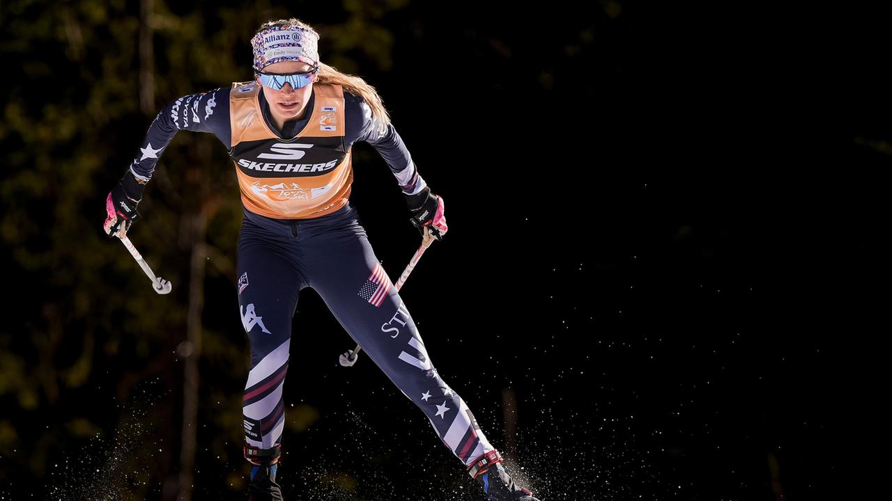 Jessie Diggins aus den Vereinigten Staaten beim 20-km-Verfolgungsrennen der Frauen im Rahmen der Tour de Ski.