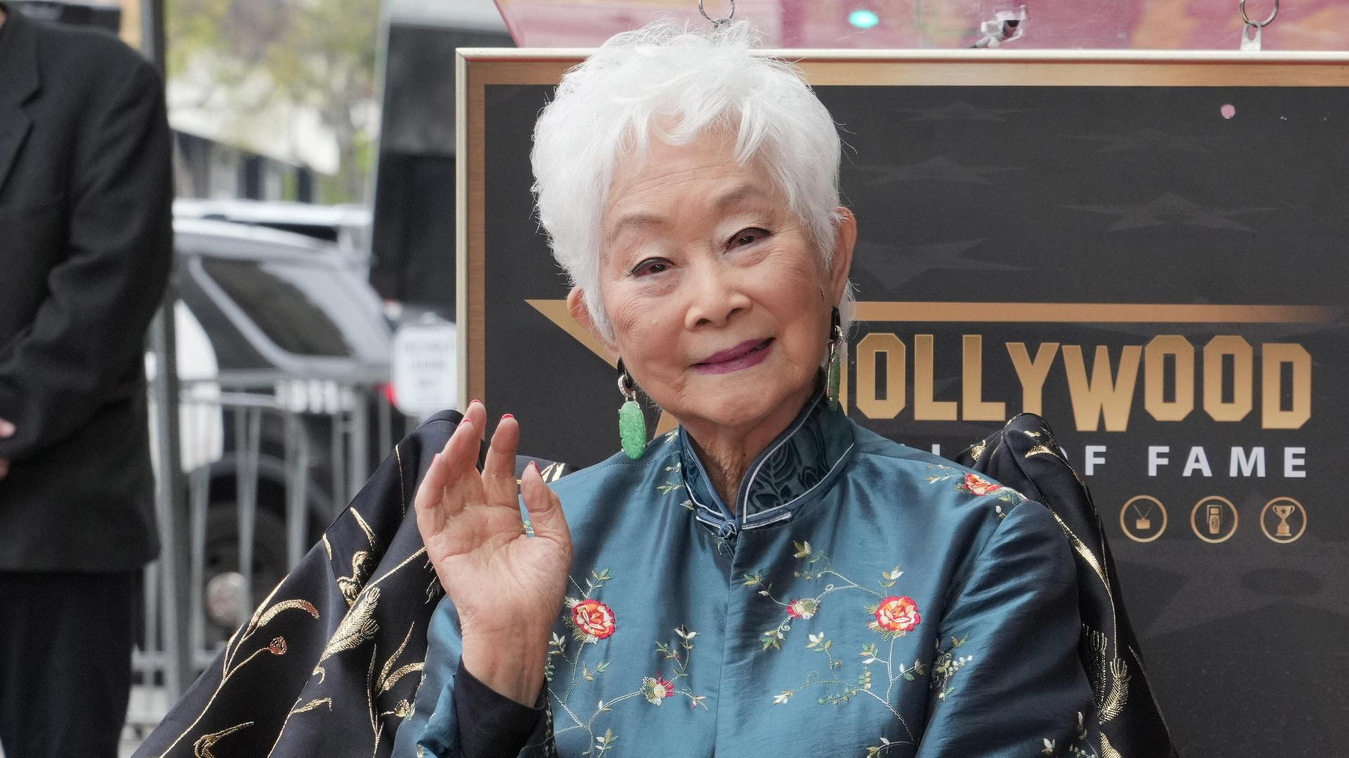 Mit 98 Jahren wurde die gebürtige Chinesin als älteste Empfängerin einer Sternenplakette auf Hollywoods "Walk of Fame" geehrt. Sie winkt in die Kamera.
Mit 98 Jahren wurde die gebürtige Chinesin als älteste Empfängerin einer Sternenplakette auf Hollywoods "Walk of Fame" geehrt. Sie winkt in die Kamera.